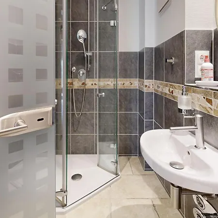 Strandnahe Mit 2 Schlafzimmern Und Terrasse, Am Kurpark, Binz